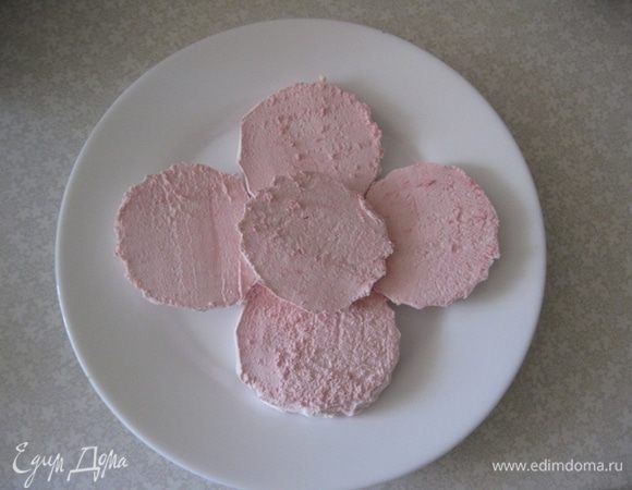 Зефир нарезаем вдоль на 4 части. Выкладываем на блюдо.