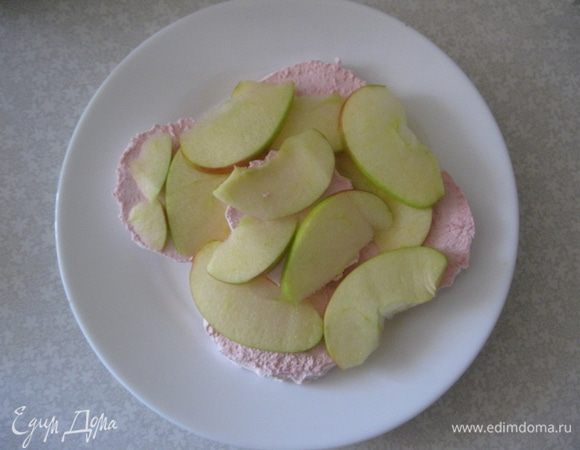 На верх выкладываем слой нарезанных яблок, можно ананасов.