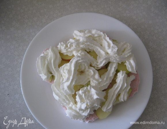 Затем слой крема кондитерским шприцем или мешком. Выкладываем крем по середине, он потом расползется под весом фруктов и зефира.