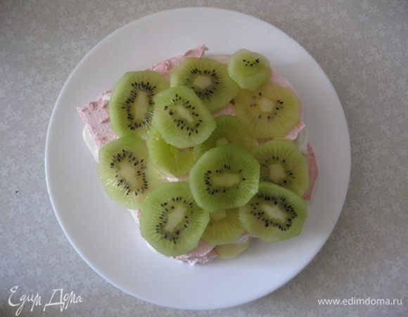 Затем снова слой зефира.
Слой киви.