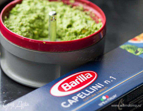 Измельчаем все до однородного соуса. Мне больше нравиться, когда орешки чувствуются, а не превращаются в пудру, поэтому я измельчаю несильно. Макароны опускаем в кипящую подсоленную воду и варим 3-4 минуты до готовности.