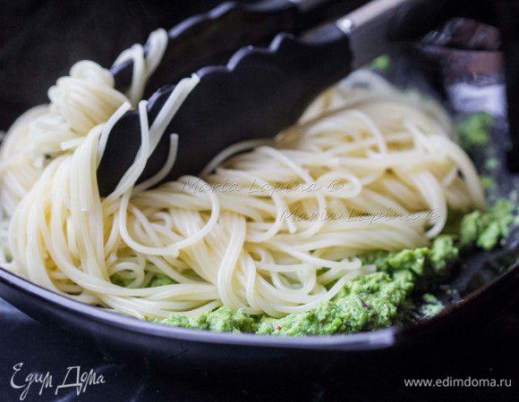 В тарелку или миску накладываем соус песто. Щипцами достаем пасту из воды и перекладываем в тарелку.