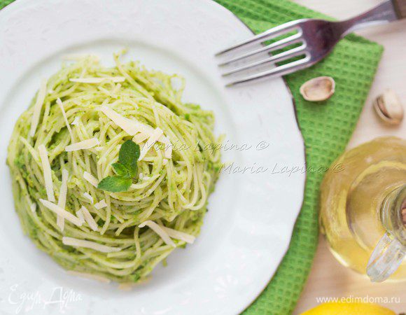 Перемешиваем пасту так, чтобы соус её равномерно покрывал. Накручиваем на вилку спагетти и выкладываем на тарелки, делая из неё гнездо. Сверху присыпаем тертым пармезаном или другим твердым сыром. К блюду дополнительно можно подать оливковое масло и ломтики лимона, чтобы можно было сбрызнуть ими для свежести.