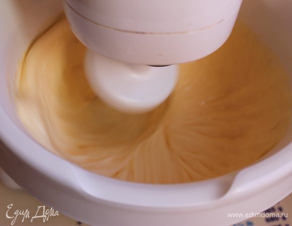 Взбиваем яйца с сахаром 8 минут.