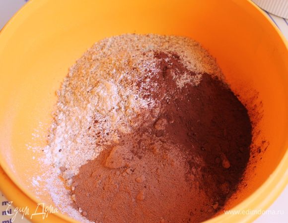 Смешаем все сухие ингредиенты.Орехи молотые. Так же нам здесь нужен какао-напиток типа Несквик и какао-порошок.