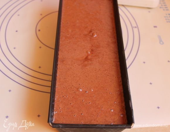 Добавляем далее масло и в конце минеральную воду. Вот такое жидкое тесто получится. Выливаем наше тесто в форму. У меня 30 на 10 см. Я ее смазала маслом и все равно было не очень удобно вытаскивать кекс. Поэтому лучше взять бумагу и выложить ее так, чтобы верхние края выходили за форму. Тесто поднимется но немного, за края оно не выльется. Итак ставим в духовку разогретую до 150 гр на 1,5 часа.