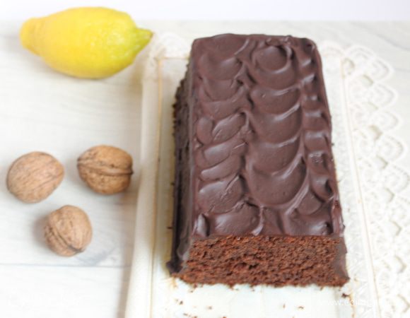 Готовый кекс должен постоять. Далее его переворачиваем и поливаем глазурью. Для этого разогреваем масло и сливки, добавляем шоколад и размешиваем. Поливаем сверху. Украсить можно как вы хотите. Я тут немного порисовала. Взяла просто чайную ложку и тыльной стороной начала делать узоры.  Приятного аппетита!