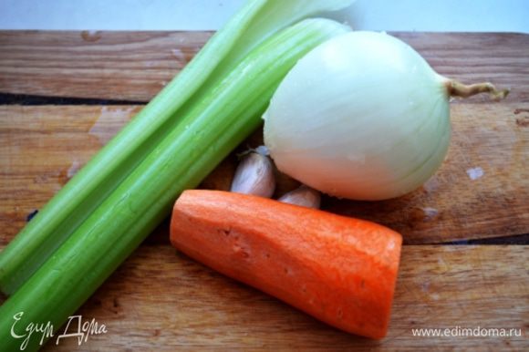 Подготовить овощи: лук, морковь и сельдерей нарезать на одинаковые кубики.