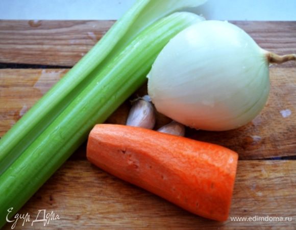 Подготовить овощи: лук, морковь и сельдерей нарезать на одинаковые кубики.