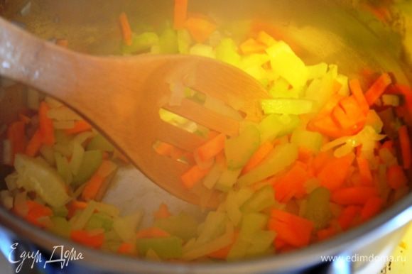 В сотейнике или глубокой сковороде разогреть растительное масло и обжарить на нем овощи, жарим 5 минут.