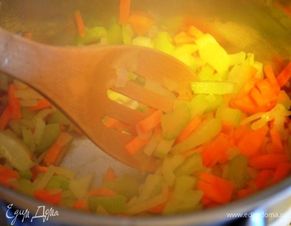 В сотейнике или глубокой сковороде разогреть растительное масло и обжарить на нем овощи, жарим 5 минут.