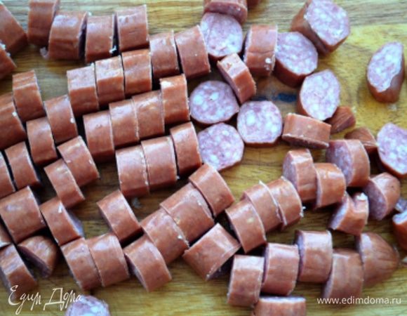 Сосиски режем на одинаковые кусочки.