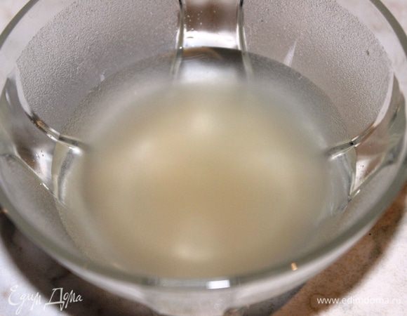 Сначала следует замочить агар-агар (или желатин) в холодной воде (воды много не надо...примерно 2 ст.л. на 2 грамма агара - в рецепте мной указано). Можно замочить все необходимое количество агара сразу на все слои. Кстати, в 1 ч.л. примерно 6-8 грамм агара.