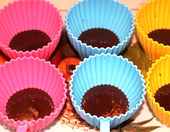 Приготовить первый слой (шоколадный): Шоколад поломать на кусочки и растопить на водяной бане с добавлением сливок. Добавить замоченный агар-агар, довести до кипения, хорошенько перемешать и разлить по формочкам. У меня на этот раз силиконовые формы в виде чашечек (можно взять стеклянные). Поставить в холодильник минут на 10-15.