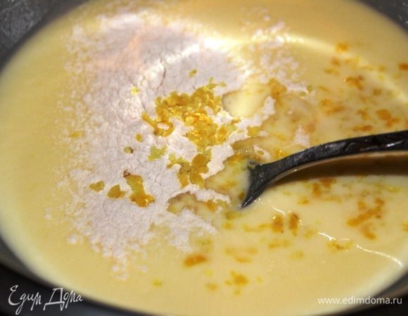 Снова замочить порцию агара или желатина. В это время приготовить второй слой (сливочный): сливки довести до кипения, добавить сахарную пудру, цедру лимона, а затем замоченный агар-агар. Все тщательно перемешать, снова довести до кипения.