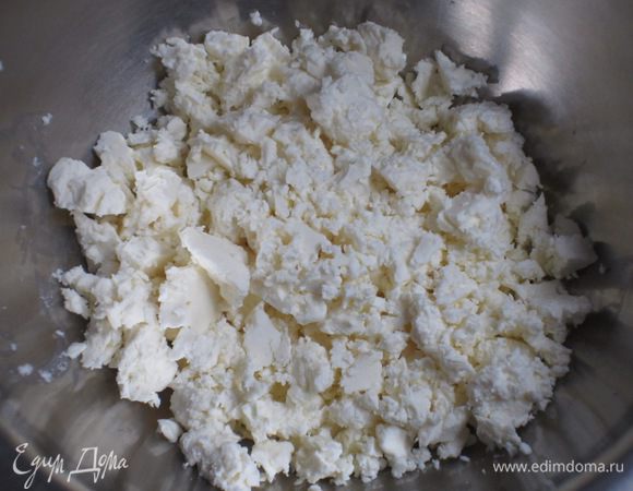 Фету раскрошить.
