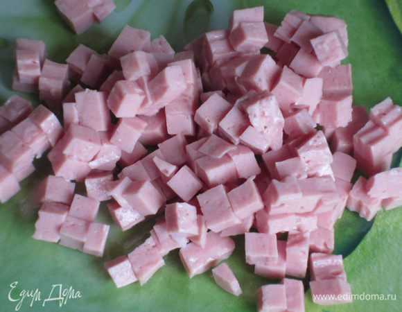 Ветчину нарезать кубиками.