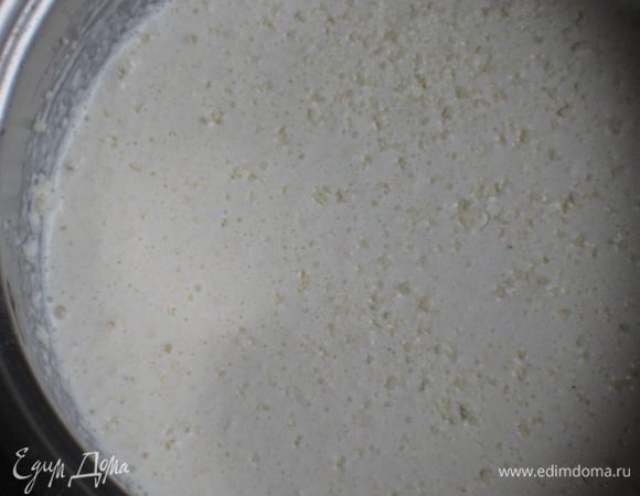 В сотейнике довести до кипения сливки, пармезан, соль, перец.