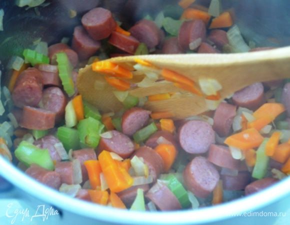 Добавить сосиски, Перемешать и жарить на среднем огне еще 5 минут.