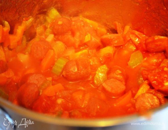 Добавить томаты и чеснок, перемешать, посолить и поперчить и тушить еще 10 минут.