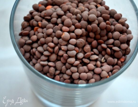 Всыпать промытую чечевицу, перемешать.