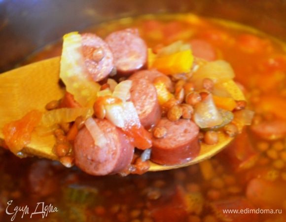 Добавить 4 стакана кипятка, и тушить 30 минут на самом слабом огне. 