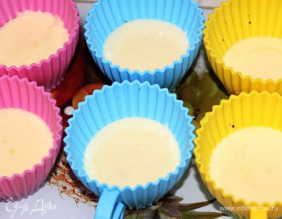 Немного остудить, помешивая ложкой...Половину полученной массы разлить вторым слоем в формочки (на застывший шоколадный слой). Поставить в холодильник минут на 15 для застывания.