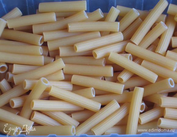 Отварить пасту согласно инструкции на упаковке,откинуть на дуршлаг. Я использовала пасту седани ( короткие ребристые трубочки).