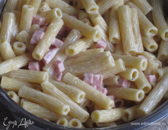 Добавить сливки, ветчину, щепотку перца и хорошо перемешать.
