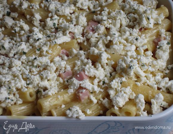 Форму для запекания смазать оливковым маслом и выложить пасту.Сверху равномерно распределить фету и запекать в разогретой до 200 °С духовке под грилем 5 минут.