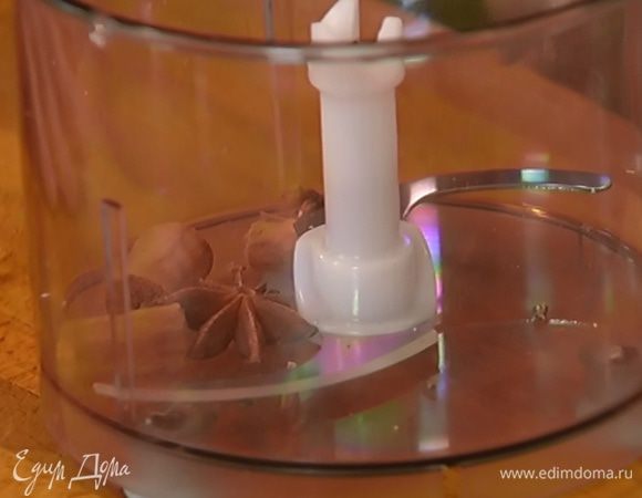 Приготовить ароматный сахар: коричневый сахар, зерна кардамона, бадьян, корицу и гвоздику измельчить в блендере.