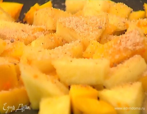 Мякоть манго и ананаса перемешать с апельсиновой цедрой, выложить в форму, посыпать 1 ст. ложкой ароматного сахара и запекать в разогретой духовке 7–10 минут.