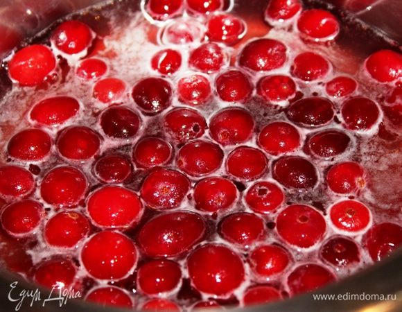 Снова замочить порцию агара и приготовить третий слой (клюквенный): Клюкву залить водой, добавить сахар и свежевыжатый лимонный сок...перемешать.