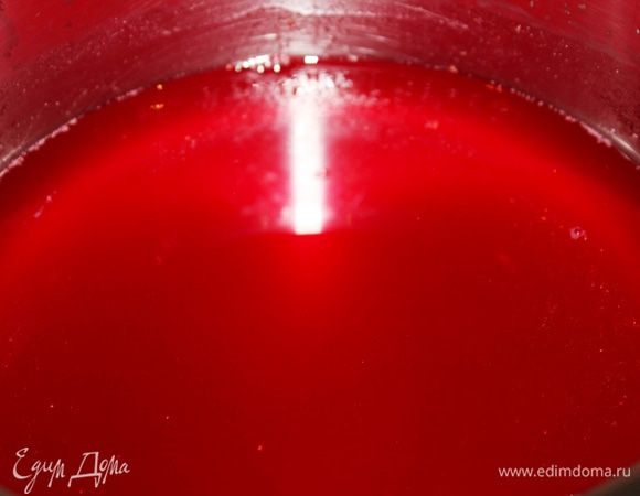 Процедить массу через мелкое сито и полученную жидкость снова поставить на огонь. Добавить замоченный агар-агар и довести до кипения.