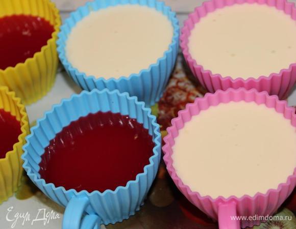 Разлить клюквенный слой в формочки, но только 2/3 части. Поставить в холодильник на 15 минут. Затем разлить оставшуюся часть сливочной массы (если она уже загустела к этому времени, то следует просто ее нагреть).