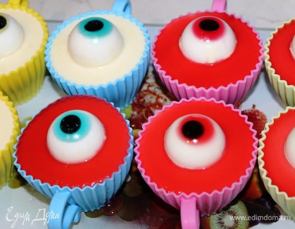 И наконец, разлить вокруг глаз верхний слой из оставшейся части клюквенной жидкости, поставить в холодильник минут на 30-60. Затем десерт можно подавать на праздничный стол.