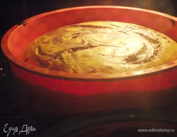 Суфле отправляем в духовку на 35-40 минут, а если готовите его в маленьких порционных формочках — 10-15 минут. Для суфле, которое готовится в порционных формочках, температура духовки должна быть 200-220 градусов. Для суфле в больших формах – 180 градусов.