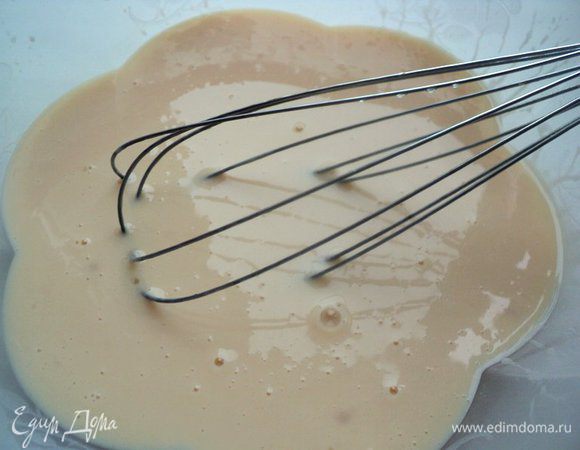 В теплом молоке распустить дрожжи. Затем добавить взбитое яйцо, сахар, соль, сметану, ванильный сахар, размягченное сливочное масло. 