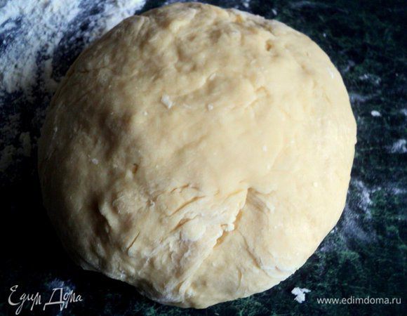 Далее всыпать столько муки, чтобы при замесе получилось мягкое, эластичное тесто.