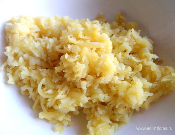 Отварной картофель натереть на крупной терке.