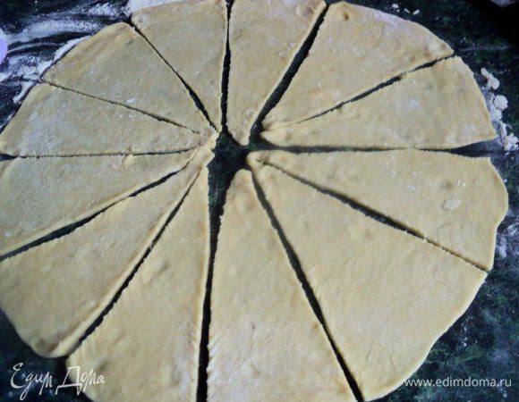 Приготовленное тесто разрезать на 4 куска и каждый кусок раскатать тонким слоем и нарезать длинными треугольниками. 