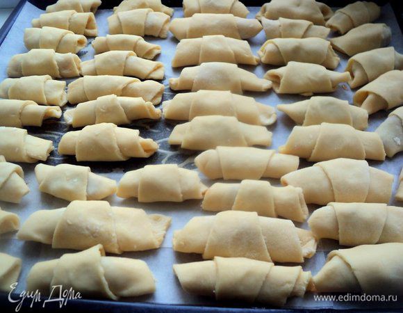 Рогалики выложить на противень и смазать взбитым яйцом. Дать им подняться и печь в разогретой до 170 градусов духовке 25 минут до золотистого верха.