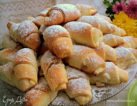 Рогалики выложить на блюдо и посыпать сахарной пудрой. 