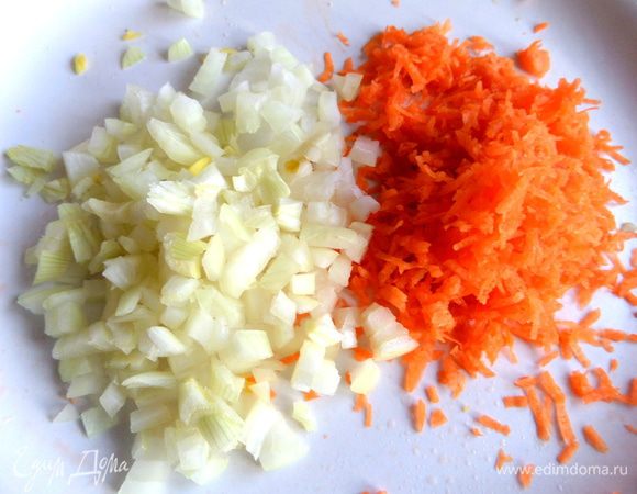 Луковицу измельчить, морковку натереть мелко.