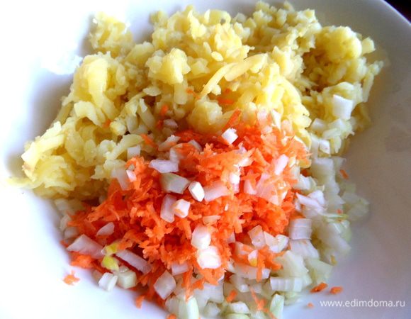 Соединяем овощи с картофелем.