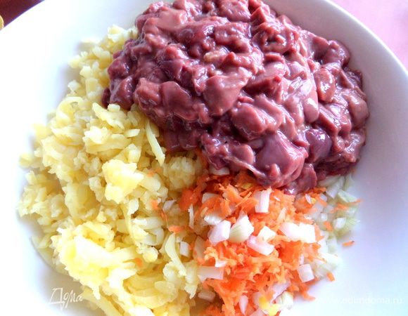 Печень промываем,обрезаем все жилки и нарезаем на мелкие кусочки, добавляем к овощам.