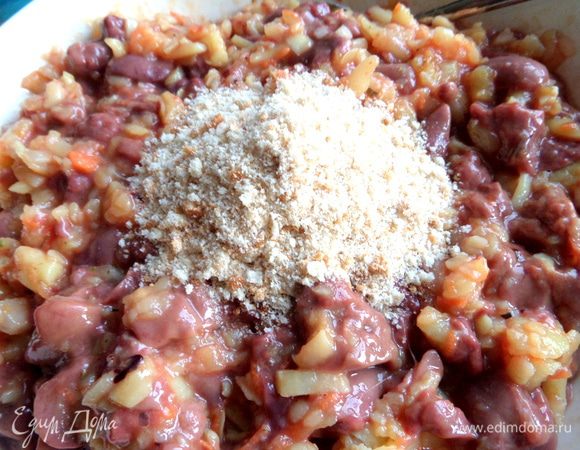 Можно добавить пару ложек муки или сухарей, полученных из батона.