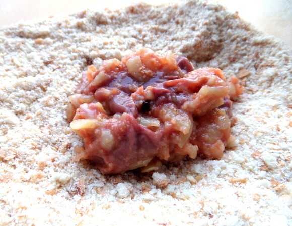 Берем ложку массы и обваливаем в сухарях как обычные котлеты.