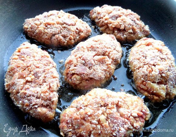 Жарим котлетки в разогретом растительном масле.