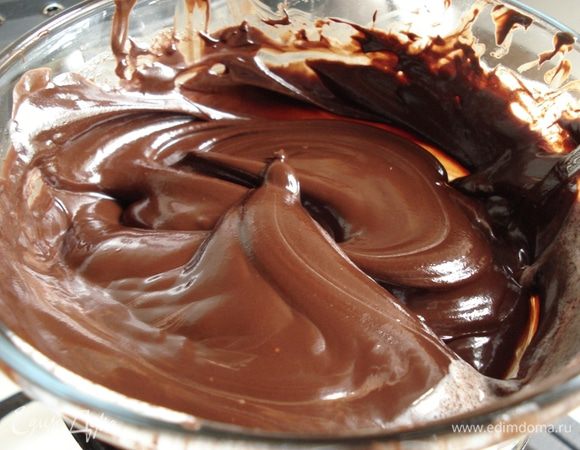 Шоколад растопить на водяной бане или в микроволновой печи.
Включаем духовку на 180 градусов.